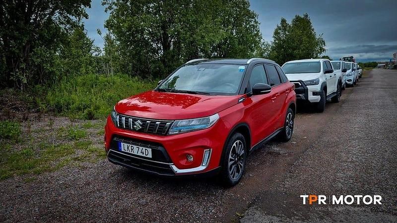 Röd Begagnad 2023 Suzuki Vitara SUV | 269 000 kr (Marknadspris) - Bild 1/2