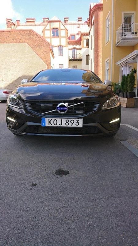 Svart Begagnad 2015 Volvo S60 R-Design Sedan | 128 000 kr (Marknadspris) - Bild 1/4