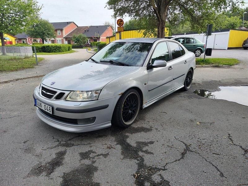 Grå Begagnad 2003 Saab 9-3 Aero Sedan | 19 000 kr (Marknadspris) - Bild 1/4