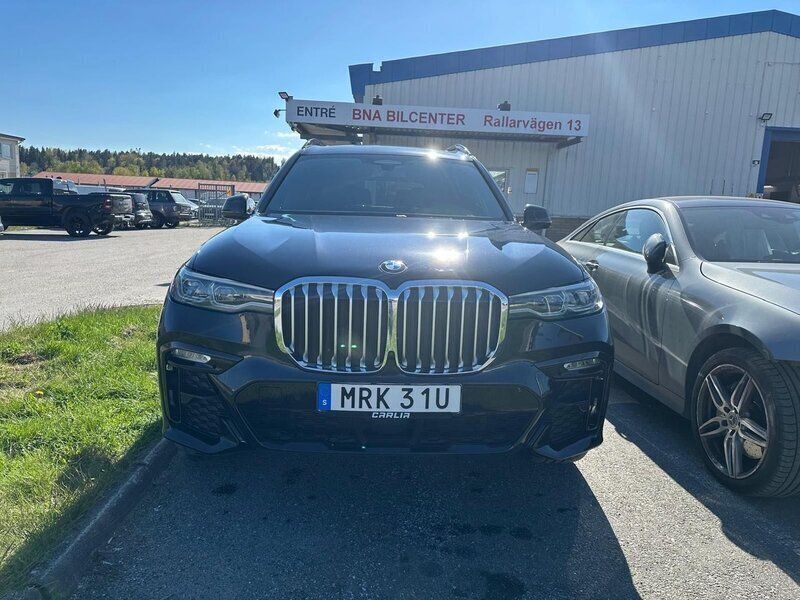 Svart Begagnad 2019 BMW X7 M Sport SUV | 740 000 kr - Bild 1/4