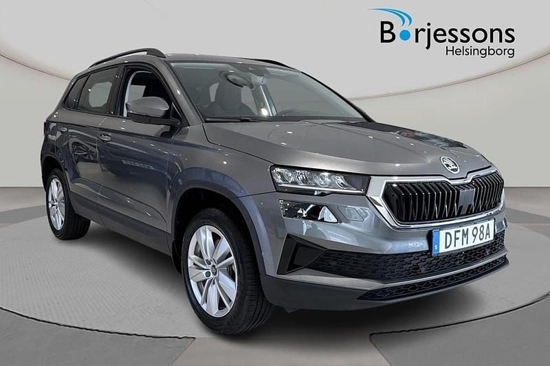 Grå Begagnad 2024 Skoda Karoq Selection SUV | 349 900 kr (Marknadspris) - Bild 1/4