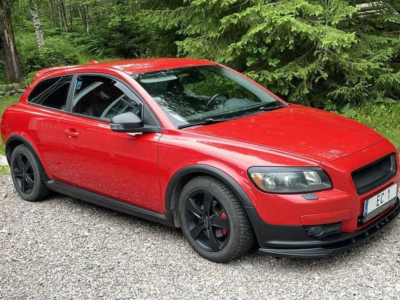Röd Begagnad 2010 Volvo C30 Momentum Halvkombi | 42 000 kr (Marknadspris) - Bild 1/4