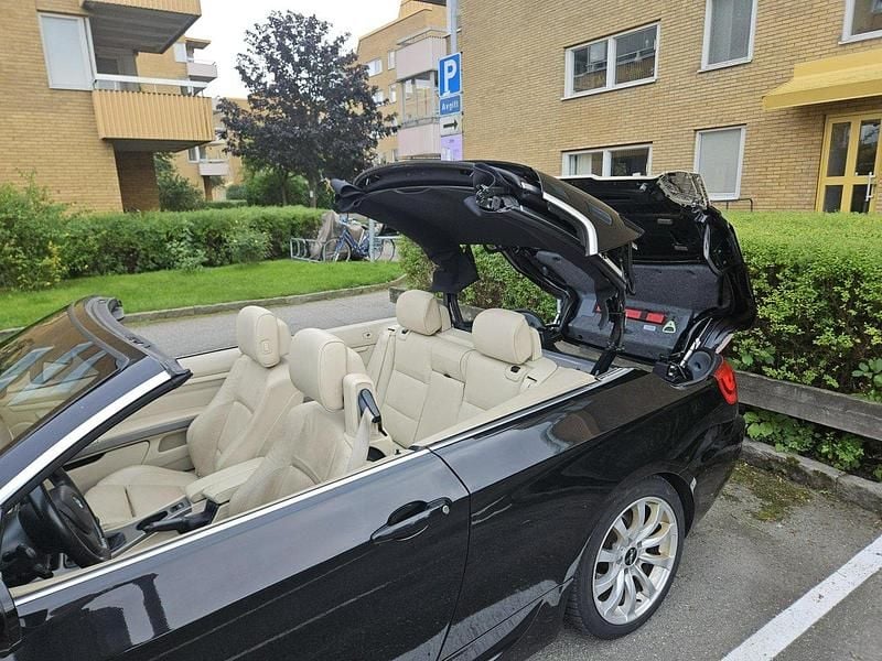Svart Begagnad 2010 BMW 320 Cabriolet Comfort Edition Cab | 135 000 kr - Bild 1/4