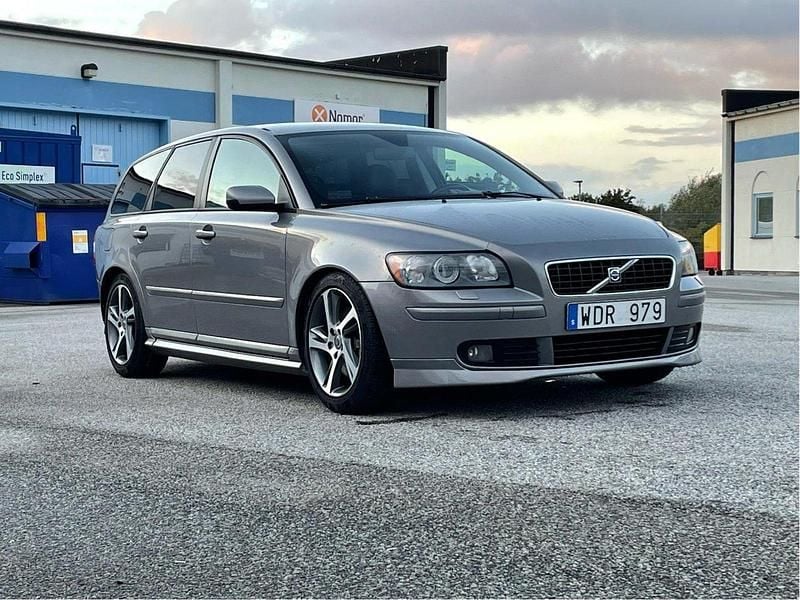 Grå Begagnad 2005 Volvo V50 Kinetic Kombi | 32 000 kr - Bild 1/4