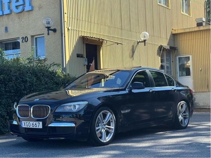 Svart Begagnad 2011 BMW 750 M Sport Sedan | 129 000 kr (Dyr) - Bild 1/4