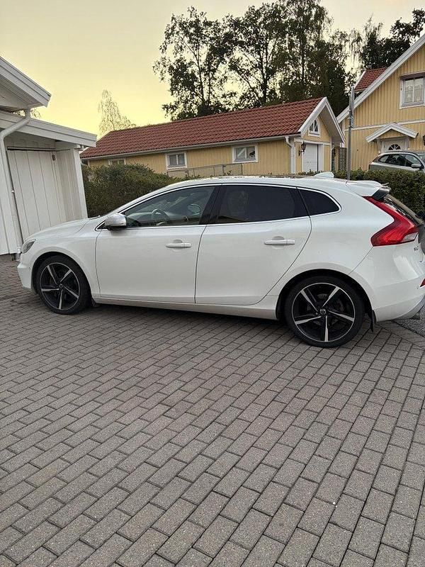 Vit Begagnad 2014 Volvo V40 R-Design Kombi | 120 000 kr (Marknadspris) - Bild 1/4