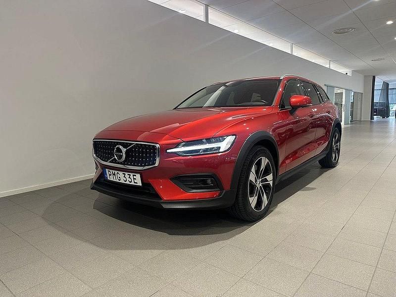 Röd Begagnad 2020 Volvo V60 CC SE Kombi | 399 500 kr (Dyr) - Bild 1/4