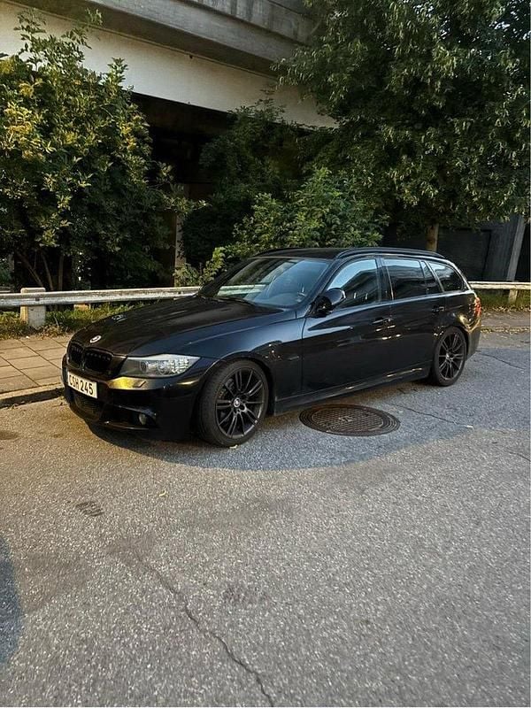 Svart Begagnad 2010 BMW 325 Comfort Edition Kombi | 99 000 kr (Dyr) - Bild 1/3