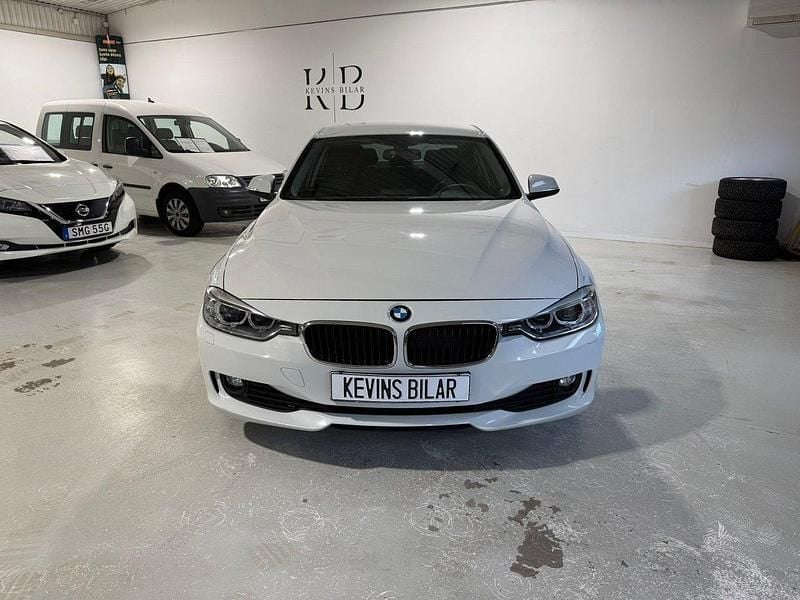 Vit Begagnad 2012 BMW 320 Sedan | 139 900 kr (Marknadspris) - Bild 1/4