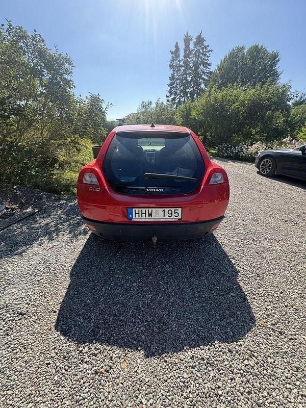 Röd Begagnad 2007 Volvo C30 Kinetic Halvkombi | 32 000 kr (Marknadspris) - Bild 1/3
