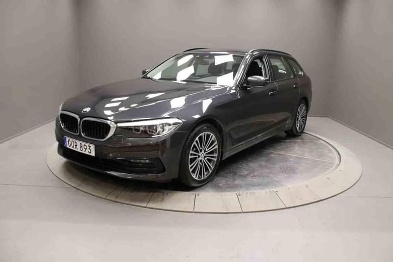 Grå Begagnad 2020 BMW 520 Kombi | 299 000 kr (Bra pris) - Bild 1/1