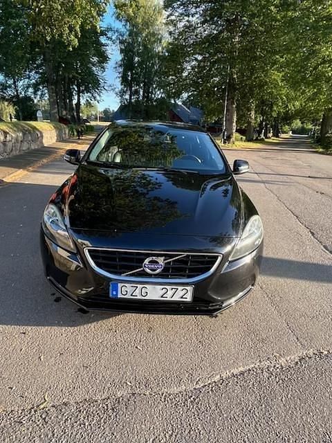 Svart Begagnad 2013 Volvo V40 Summum Kombi | 105 000 kr (Bra pris) - Bild 1/4
