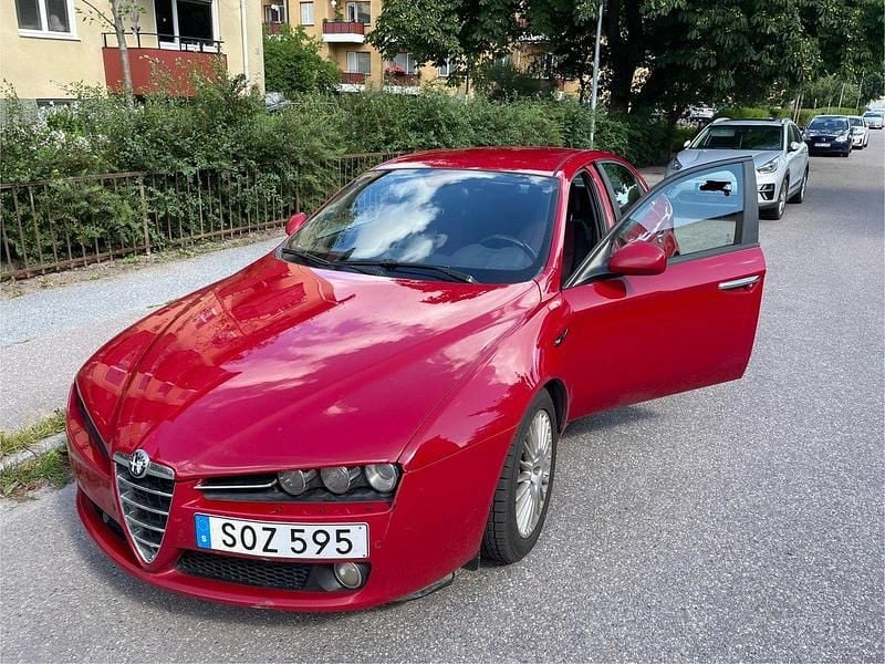 Röd Begagnad 2010 Alfa Romeo 159 Sedan | 39 000 kr (Marknadspris) - Bild 1/4