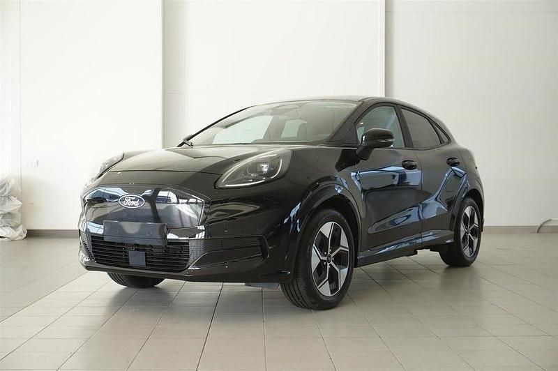 Svart (agate black metallic) Ny 2025 Ford Puma Gen-E Premium SUV | 417 000 kr (Lite dyr) - Bild 1/4