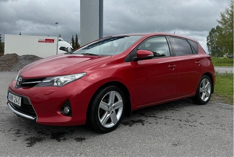 Röd Begagnad 2014 Toyota Auris Edition Halvkombi | 93 000 kr (Bra pris) - Bild 1/4