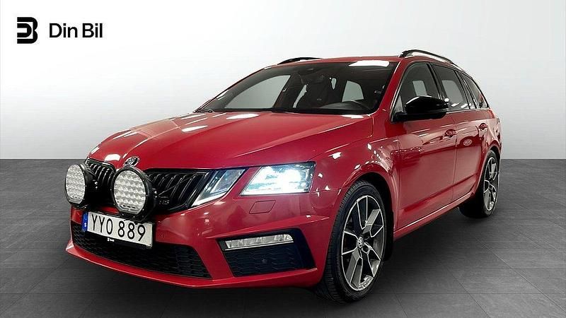 Röd (velvet red metallic) Begagnad 2017 Skoda Octavia RS Kombi | 159 000 kr (Marknadspris) - Bild 1/4