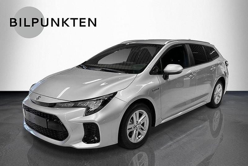 Grå (silver metallic (m)) Begagnad 2024 Suzuki Swace Kombi | 299 900 kr (Marknadspris) - Bild 1/4