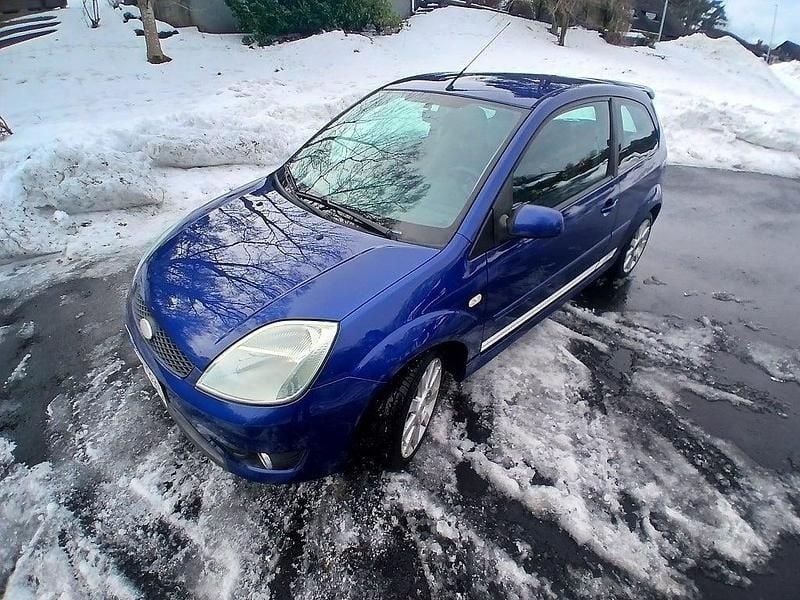 Begagnad Ford Fiesta ST 150 HK (110 kW) 2005 Blå Halvkombi