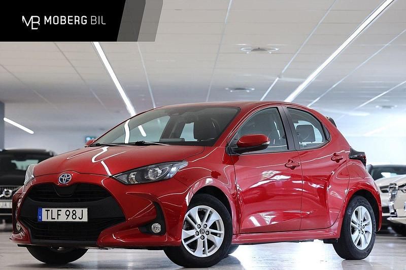 Röd Begagnad 2023 Toyota Yaris Hybrid Halvkombi | 229 900 kr (Marknadspris) - Bild 1/3