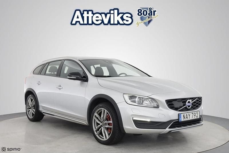 Silver Begagnad 2016 Volvo V60 CC Momentum Kombi | 164 900 kr (Lite dyr) - Bild 1/3