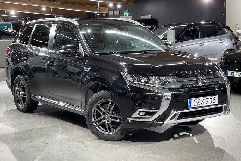Svart Begagnad 2018 Mitsubishi Outlander P-HEV Sedan | 199 900 kr (Lite dyr) - Bild 1/4