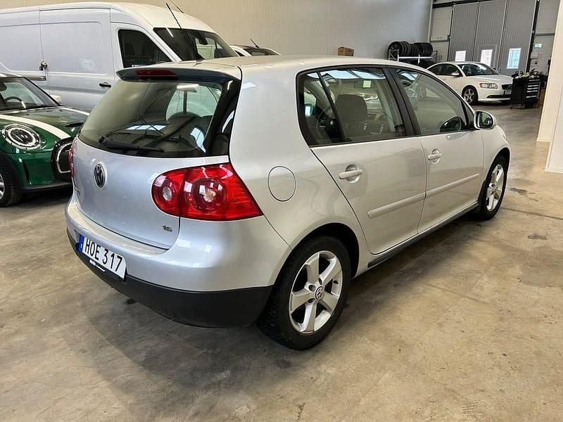 Begagnad VW Golf VI Trendline 102 HK (75 kW) 2009 Silver Halvkombi