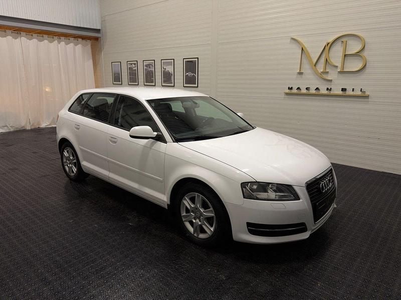 Vit Begagnad 2011 Audi A3 Sportback Attraction Halvkombi | 99 900 kr (Marknadspris) - Bild 1/3