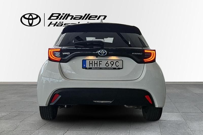 Begagnad Toyota Yaris Hybrid Active 117 HK (86 kW) 2022 Vit Halvkombi