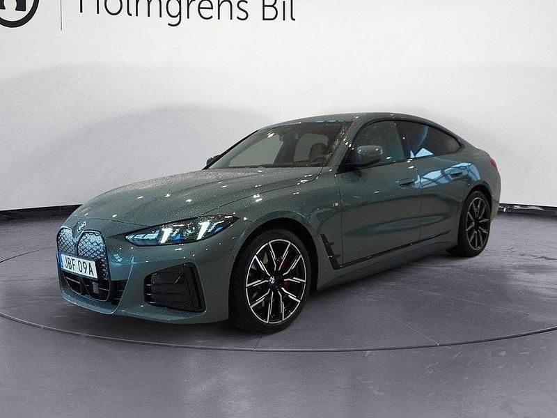 Grön Begagnad 2025 BMW i4 Comfort Edition Sedan | 629 800 kr (Dyr) - Bild 1/4
