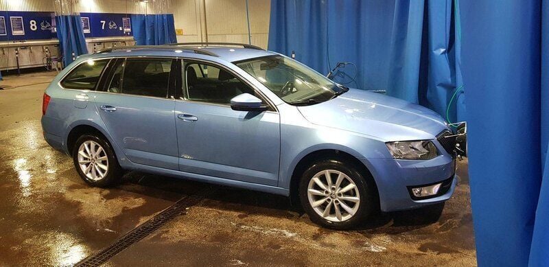 Blå Begagnad 2014 Skoda Octavia Ambition Kombi | 145 000 kr (Marknadspris) - Bild 1/4
