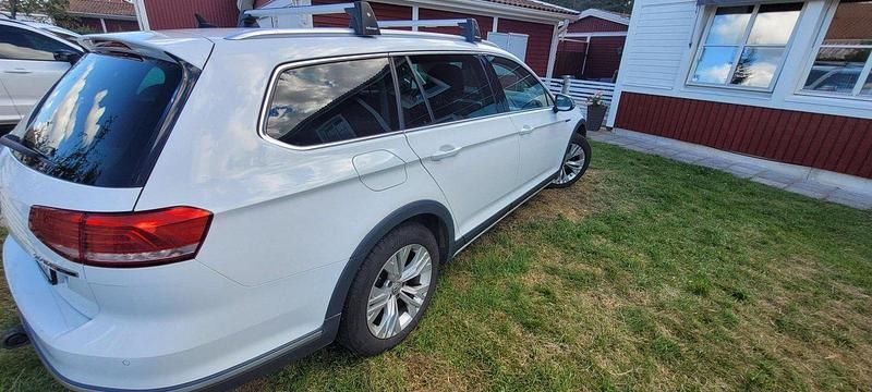 Vit Begagnad 2017 VW Passat Kombi | 159 000 kr (Marknadspris) - Bild 1/4