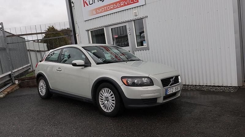 Ljusgrå Begagnad 2008 Volvo C30 Kinetic Halvkombi | 34 900 kr (Marknadspris) - Bild 1/4