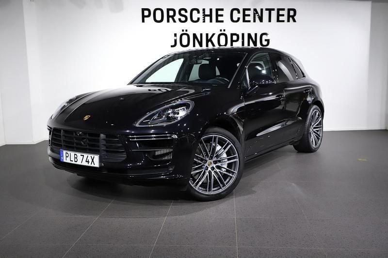 Svart (black) Begagnad 2020 Porsche Macan Turbo SUV | 715 000 kr (Marknadspris) - Bild 1/4