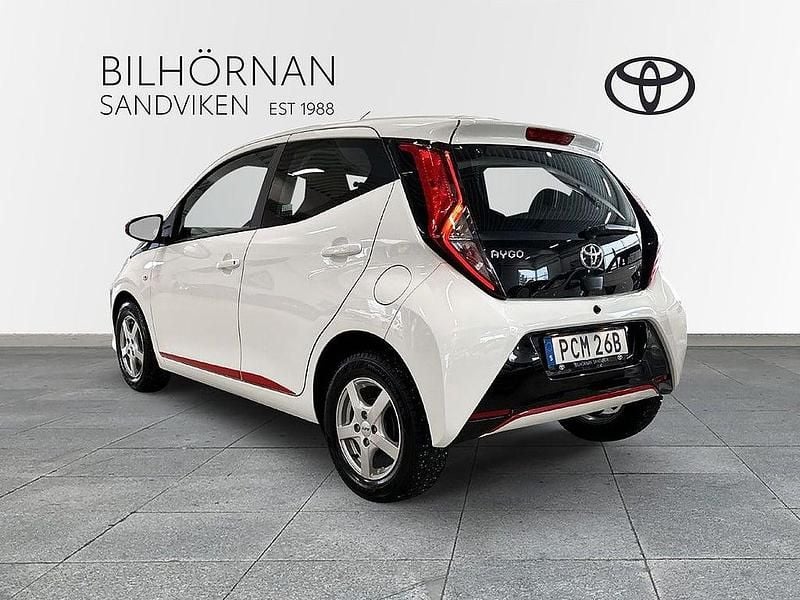 Begagnad Toyota Aygo X-play 72 HK (52 kW) 2021 Vit Halvkombi