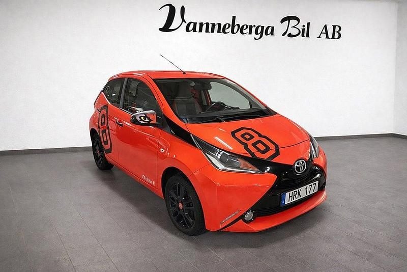 Orange Begagnad 2015 Toyota Aygo X-cite Halvkombi | 67 900 kr (Marknadspris) - Bild 1/4