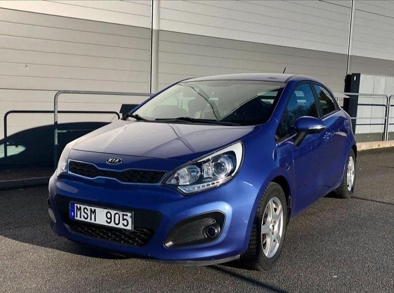 Blå Begagnad 2012 Kia Rio Halvkombi | 49 000 kr (Marknadspris) - Bild 1/4