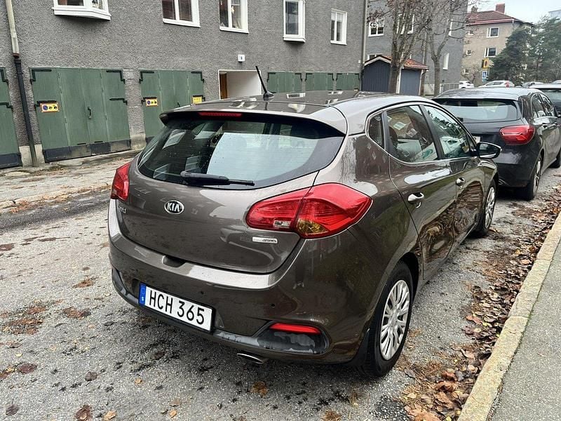 Brun Begagnad 2014 Kia Ceed Comfort Halvkombi | 90 000 kr (Marknadspris) - Bild 1/4