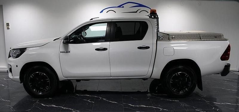 Vit Begagnad 2020 Toyota HiLux Pickup | 309 900 kr (Superpris) - Bild 1/4