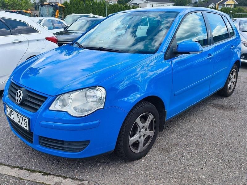Ljusblå Begagnad 2008 VW Polo Comfortline Halvkombi | 39 900 kr (Marknadspris) - Bild 1/4
