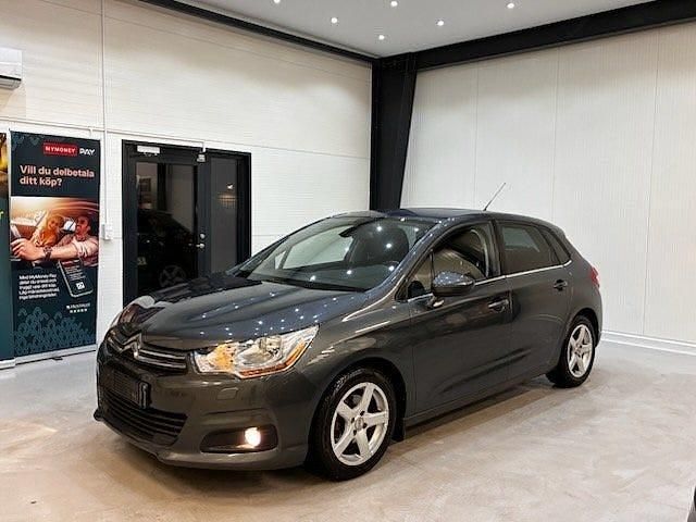 Grå Begagnad 2012 Citroën C4 Halvkombi | 84 900 kr (Marknadspris) - Bild 1/4