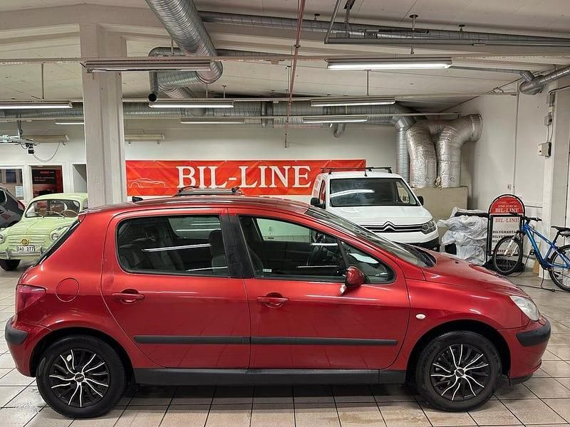 Begagnad Peugeot 307 109 HK (80 kW) 2004 Röd Halvkombi