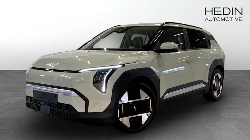 Grön (green) Ny 2025 Kia EV3 Plus SUV | 490 430 kr (Bra pris) - Bild 1/4
