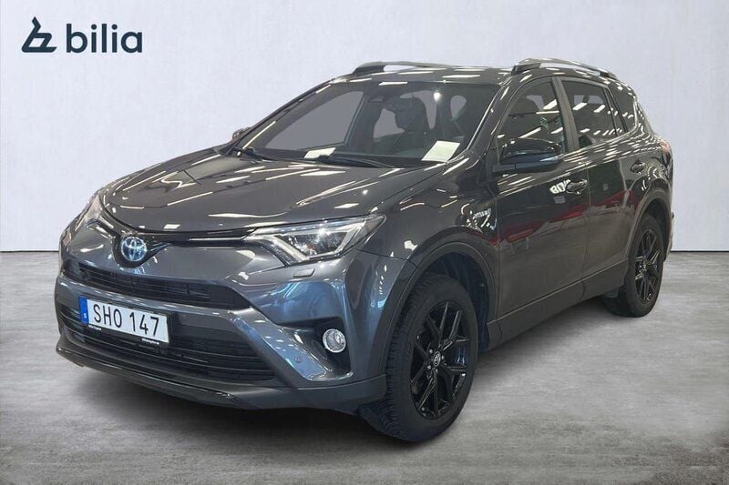 Mörkgrå (grå) Begagnad 2018 Toyota RAV4 Hybrid Edition SUV | 249 900 kr (Marknadspris) - Bild 1/3