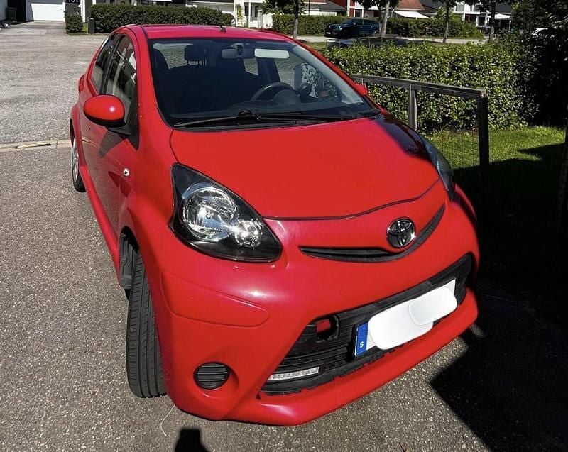 Röd Begagnad 2014 Toyota Aygo Halvkombi | 55 000 kr (Marknadspris) - Bild 1/4