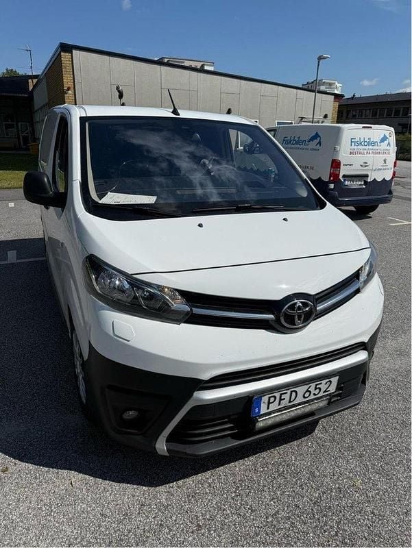 Vit Begagnad 2017 Toyota Proace Van | 109 000 kr (Marknadspris) - Bild 1/4