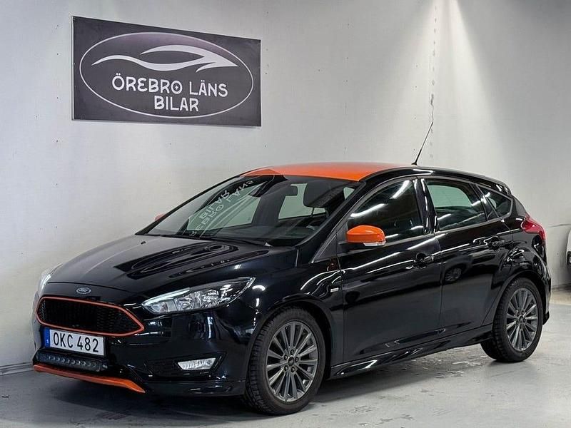 Svart Begagnad 2017 Ford Focus ST-Line Halvkombi | 94 900 kr (Marknadspris) - Bild 1/4