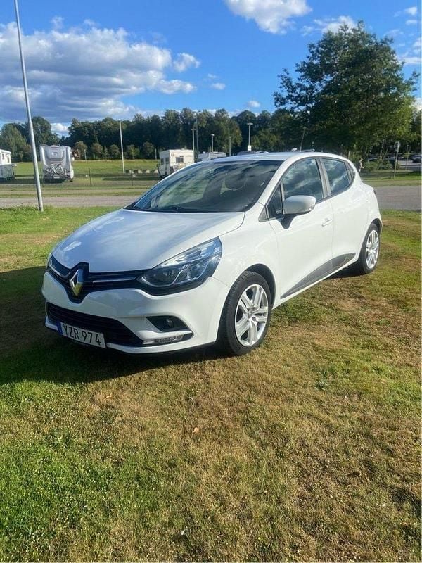 Vit Begagnad 2018 Renault Clio IV Zen Halvkombi | 79 900 kr (Marknadspris) - Bild 1/4