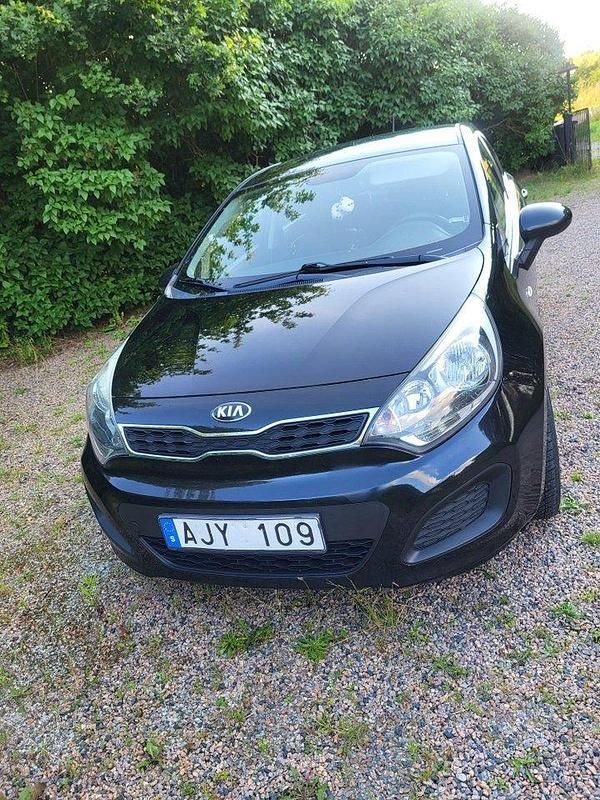 Svart Begagnad 2014 Kia Rio Halvkombi | 67 500 kr (Marknadspris) - Bild 1/4