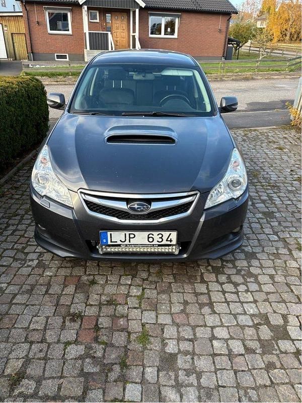 Grå Begagnad 2011 Subaru Legacy Kombi | 20 000 kr (Superpris) - Bild 1/4