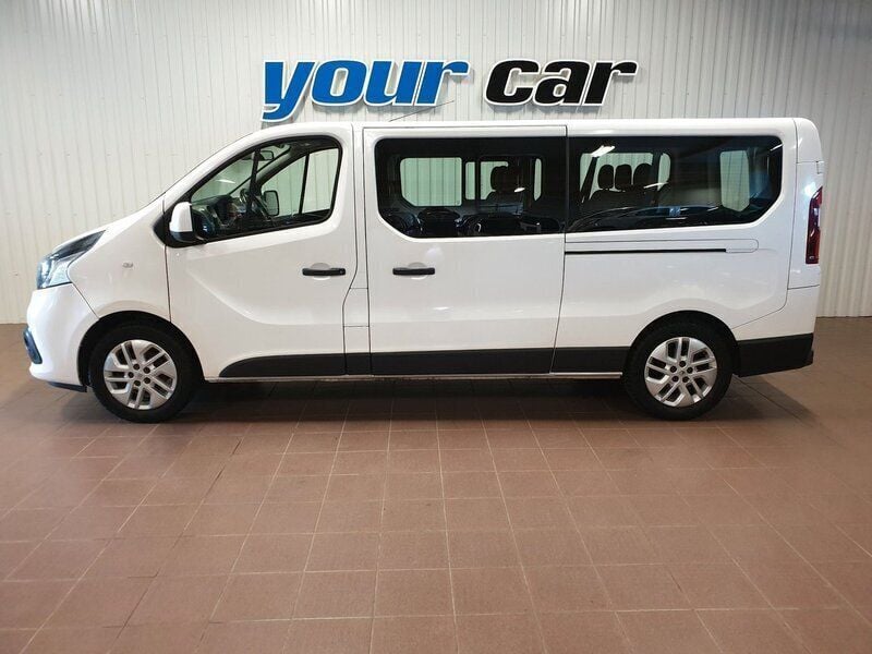 Silver Begagnad 2018 Renault Trafic Minibuss | 199 000 kr (Dyr) - Bild 1/4